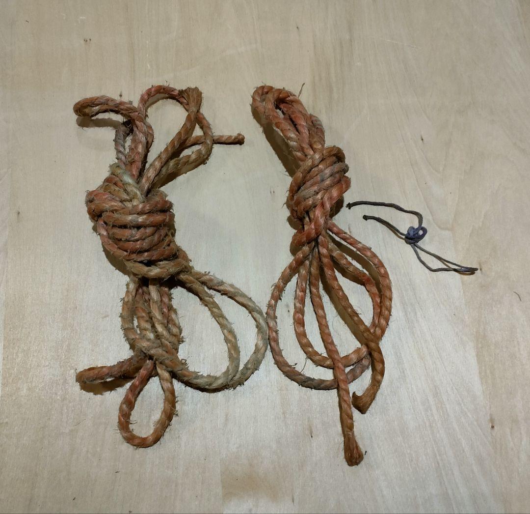 小鼓の胴と古い皮と紐