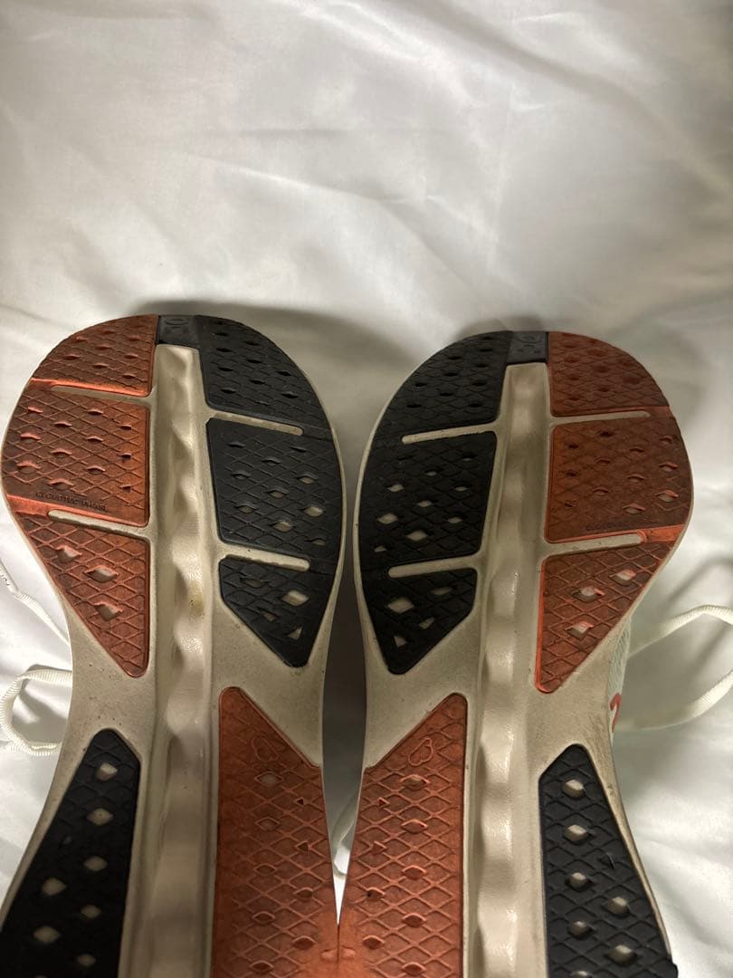 On ランニングシューズ ホワイト/オレンジ　26センチ