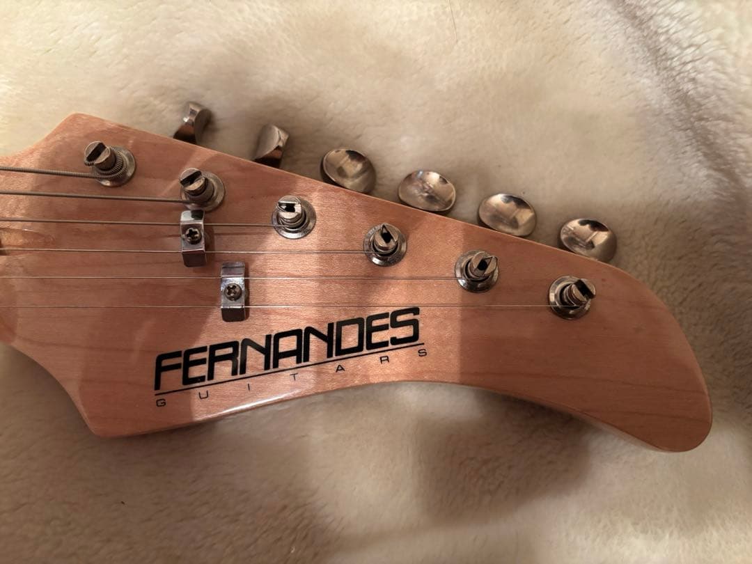 激鳴り】フェルナンデス ストラトキャスター 激レアカラーのシェル