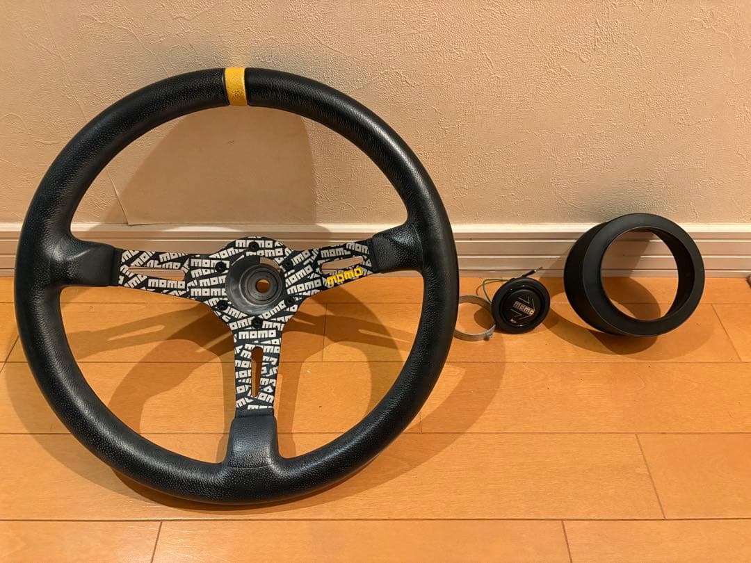 MOMO ステアリング ULTRA JPN ブラックスポークレザー 350mm