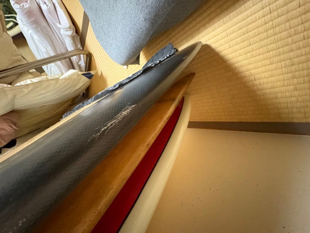 貴重な最新型ライトニングボルトバンブー素材のショートボード 黒い