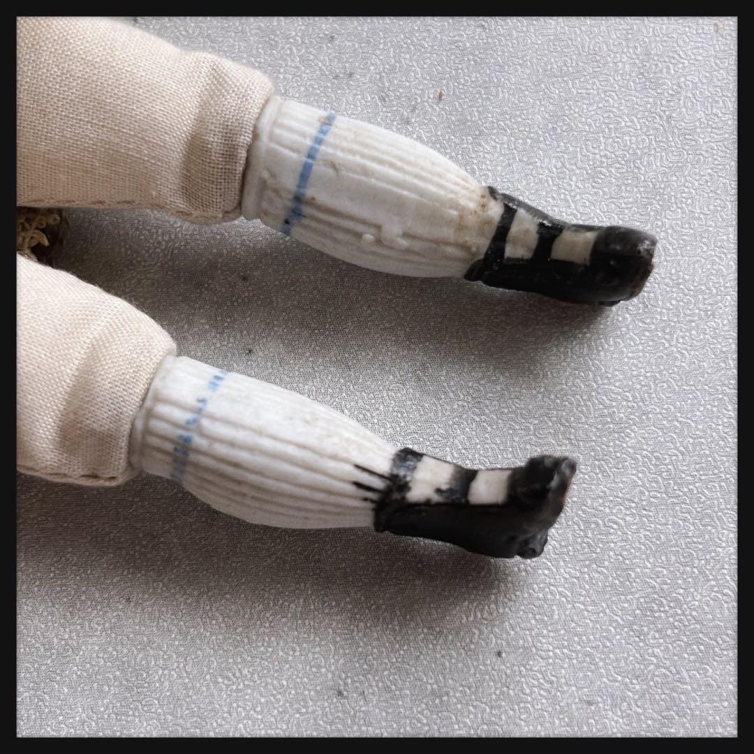 アンティーク 小さな少女のパリアンドール　　　　　　　　　　　 ビスクドール