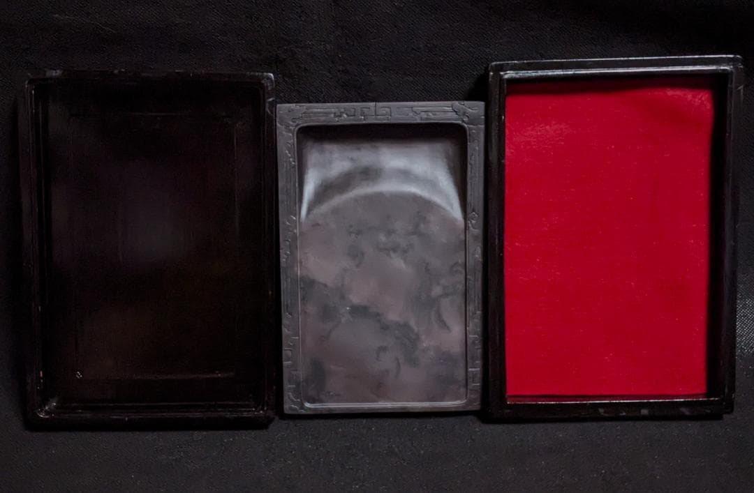 【端渓硯　饕餮文】◆玳瑁斑・蟻脚青花・火捺が美しい朝天巌◆唐木共箱◆七吋長方硯