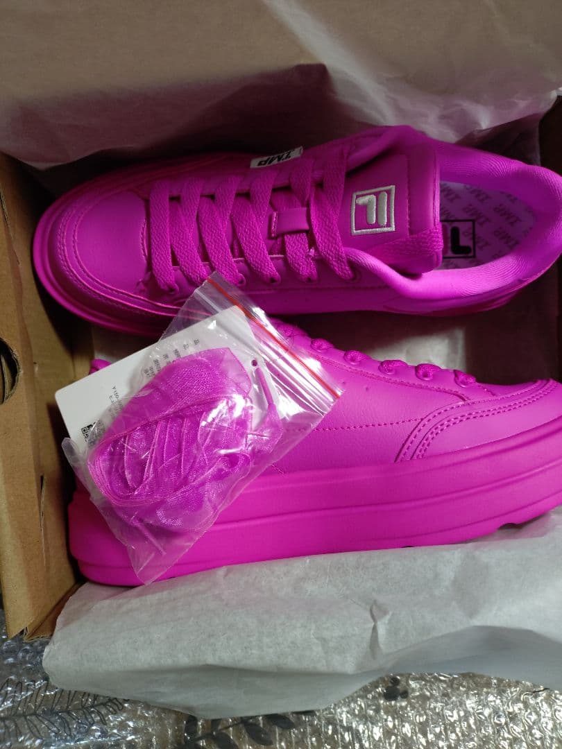 IMP.とFILAコラボのスニーカー