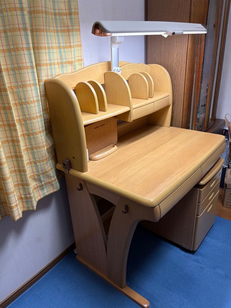 ニトリ　学習机　木製 分割型引き出し付き デスクライト付き