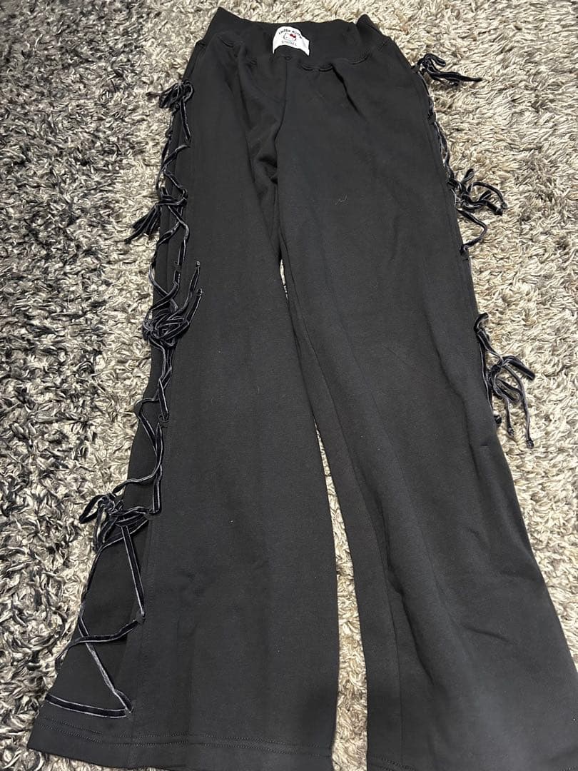 新品タグ付きSNIDEL HELLO KITTY レースアップパンツ ブラック