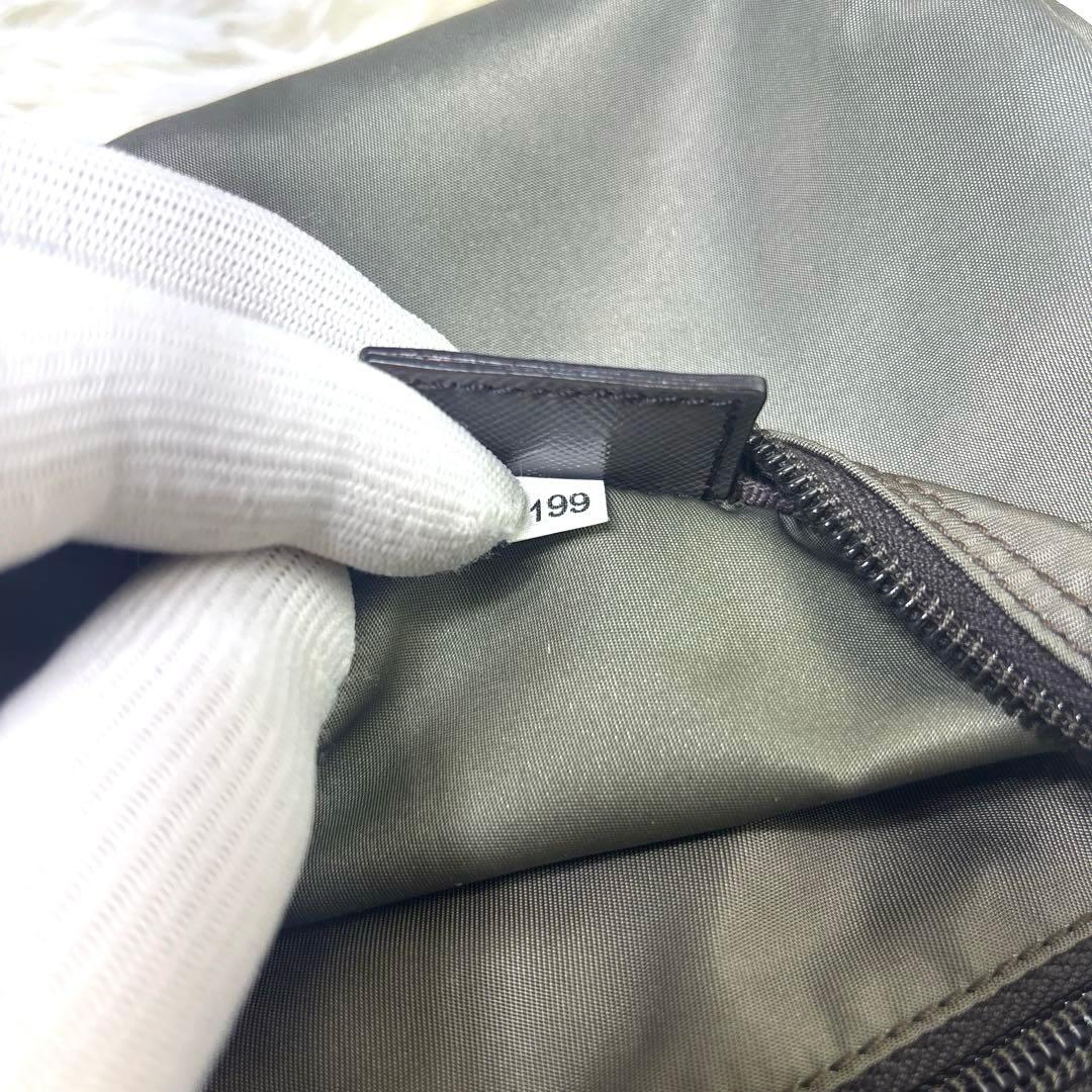 [極美品] PRADA プラダ　ナイロンポーチ　メイク　小物入れ　三角プレート