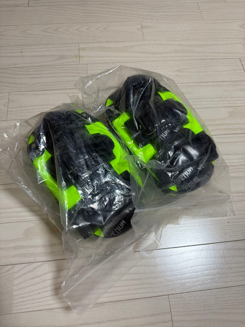 【新品未開封】VENUM キックミットライトグリーン【ガチ連蹴りいけます】