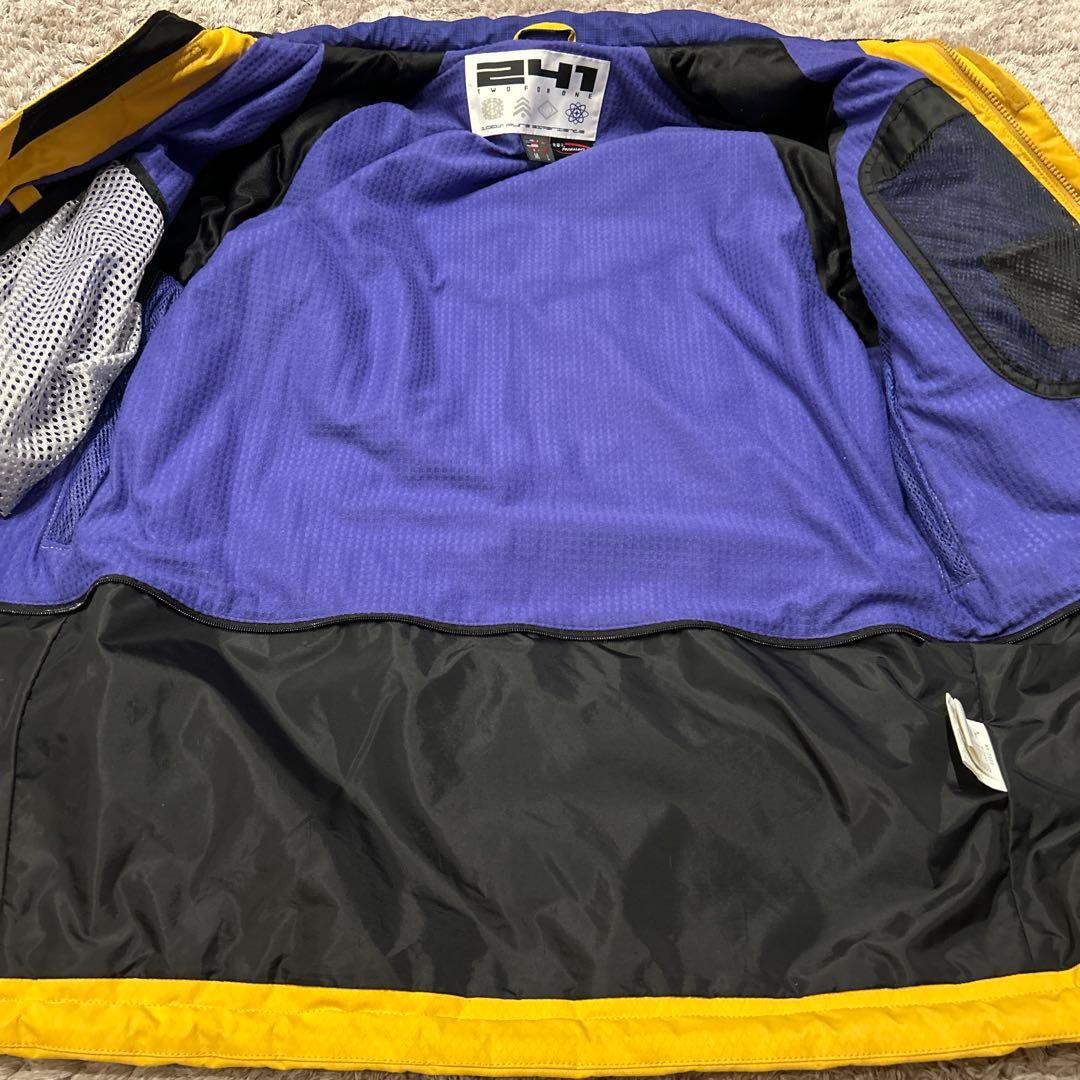 241 スノーボードウェア