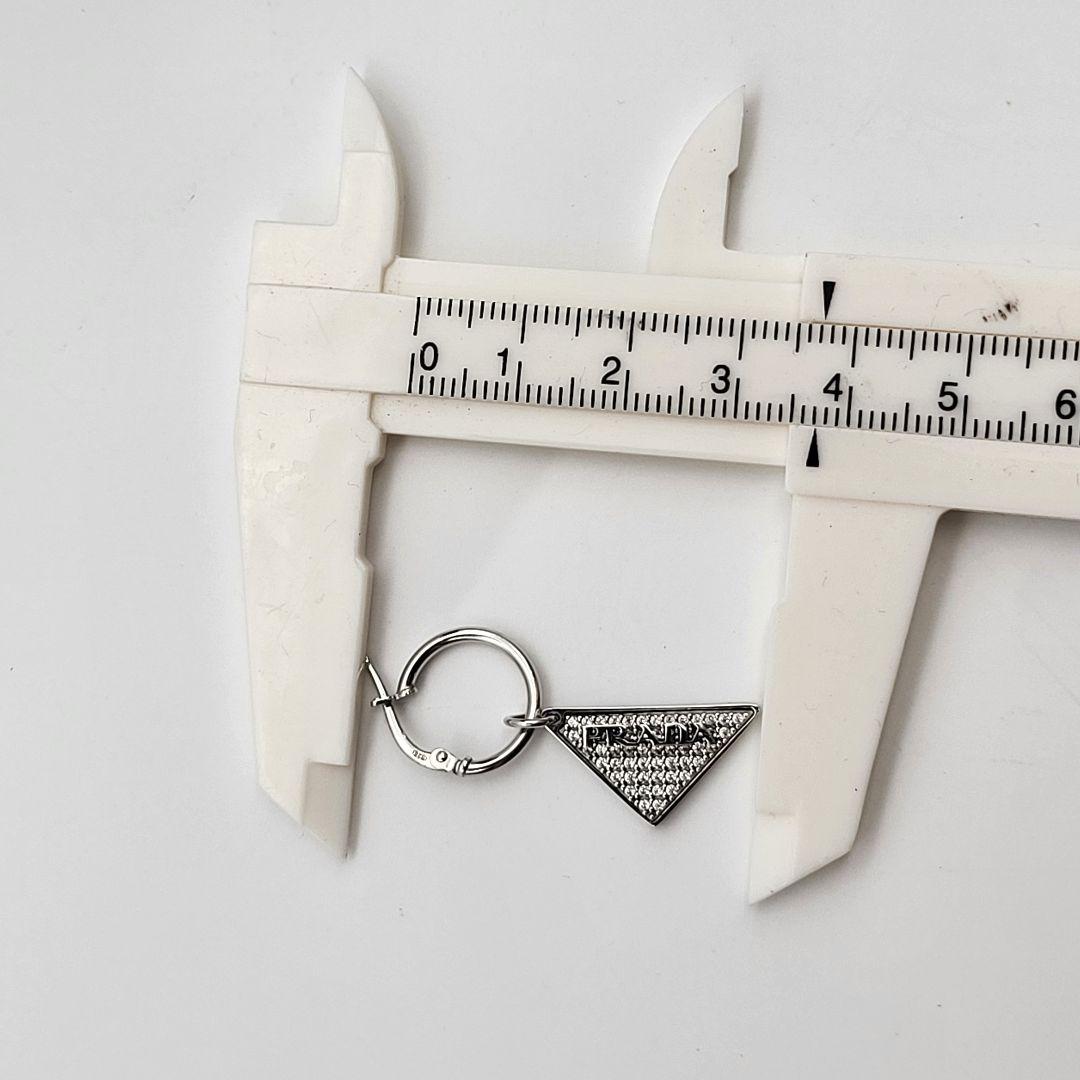 PRADA シルバー 三角形ピアス(片耳用) クリスタルロゴ ジュエル