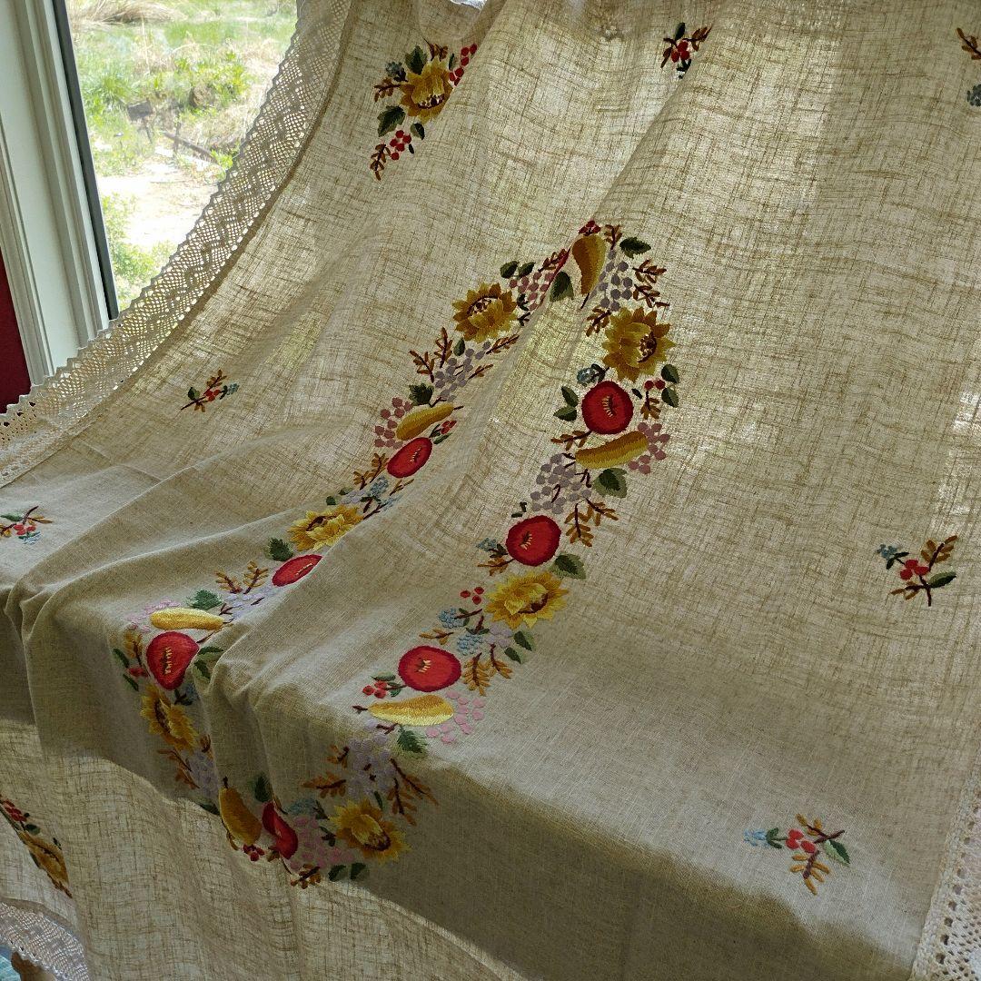 カロチャ　毛糸手刺繍　混紡リネン　テーブルクロス