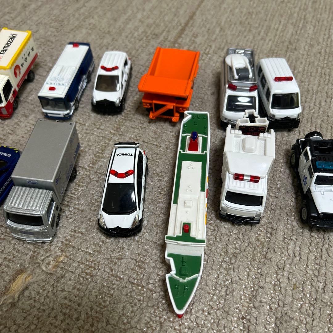 ミニカーのセット（写真1枚目と2枚目）