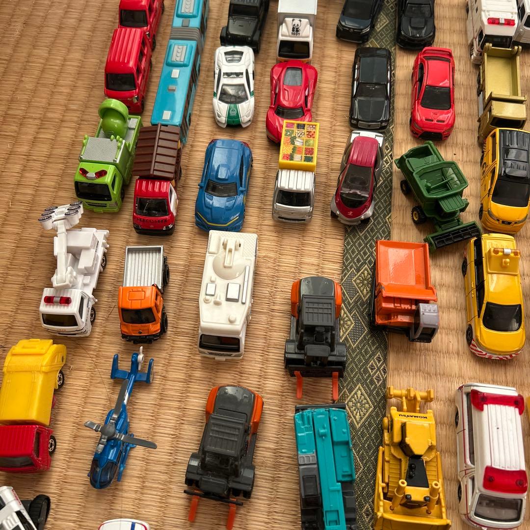 ミニカーのセット（写真1枚目と2枚目）