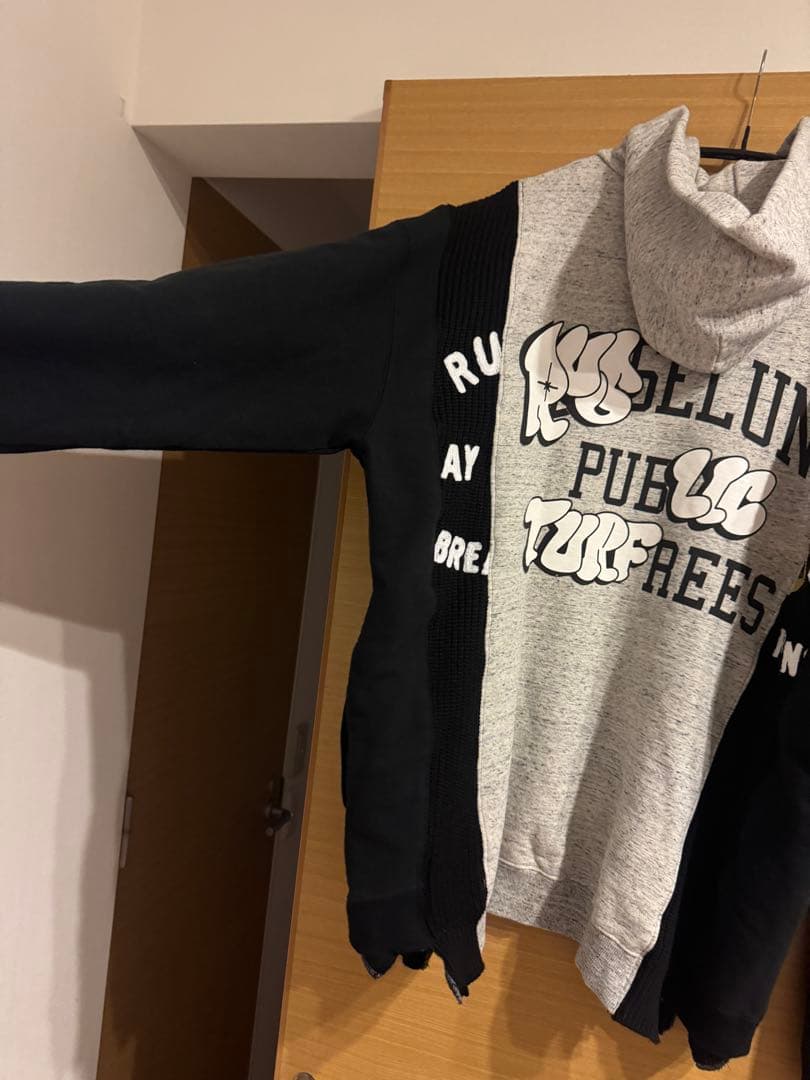 グレーと黒のフード付きパーカー