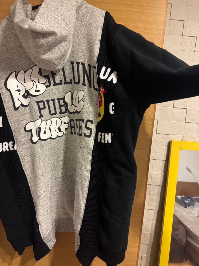 グレーと黒のフード付きパーカー