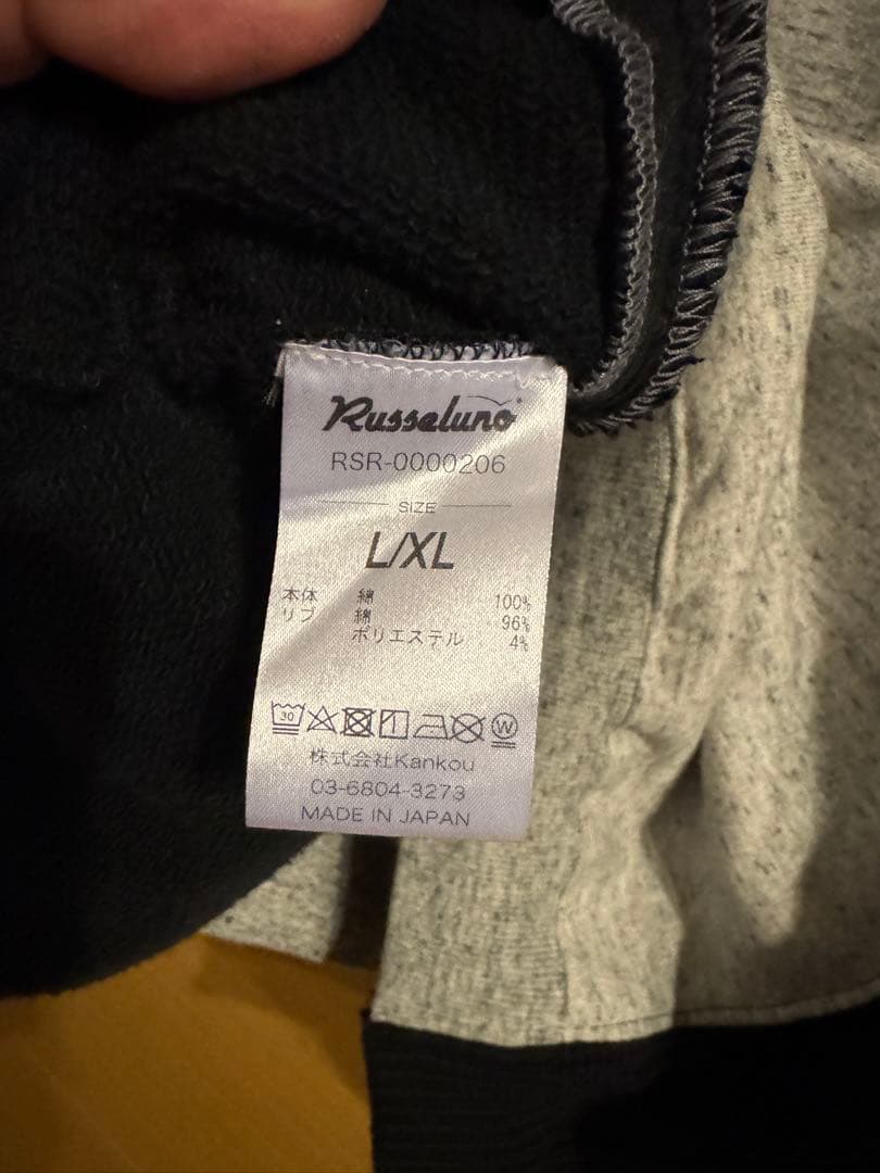 グレーと黒のフード付きパーカー