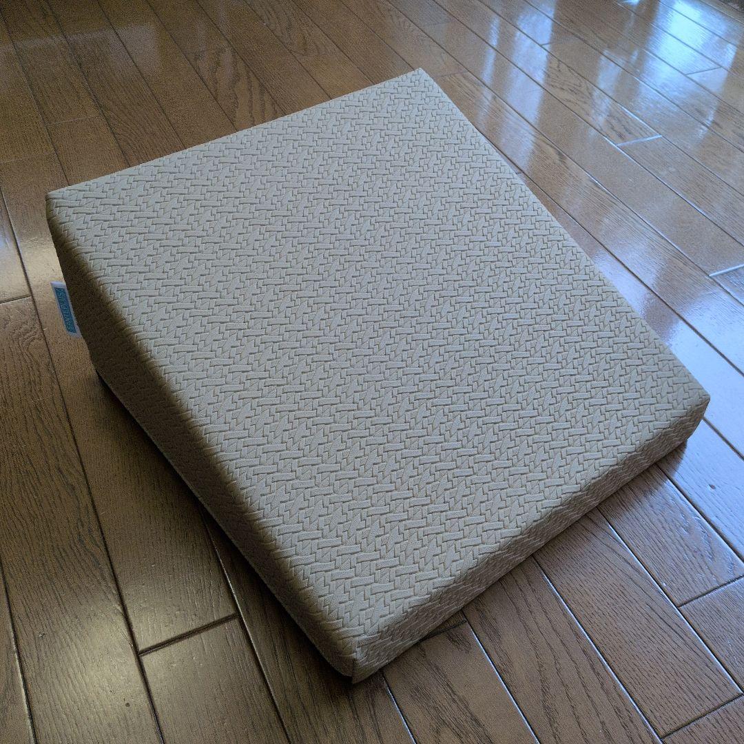 SANTEPLUS 三角形クッション ベージュ
