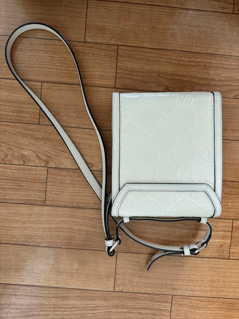 GUCCI ショルダーバッグ GGエンボス レザー メッセンジャー