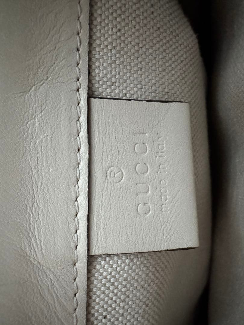 GUCCI ショルダーバッグ GGエンボス レザー メッセンジャー