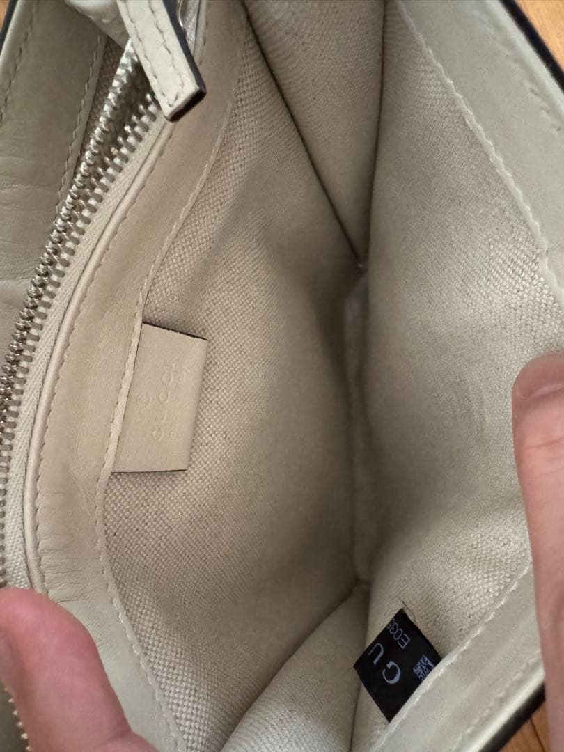 GUCCI ショルダーバッグ GGエンボス レザー メッセンジャー