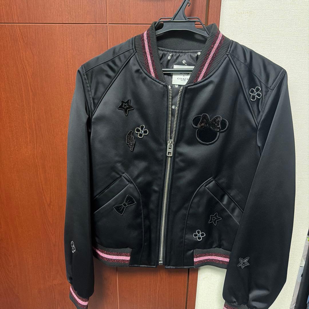 コーチコラボ　ミッキー刺繍 ブラックサテンスタジャン