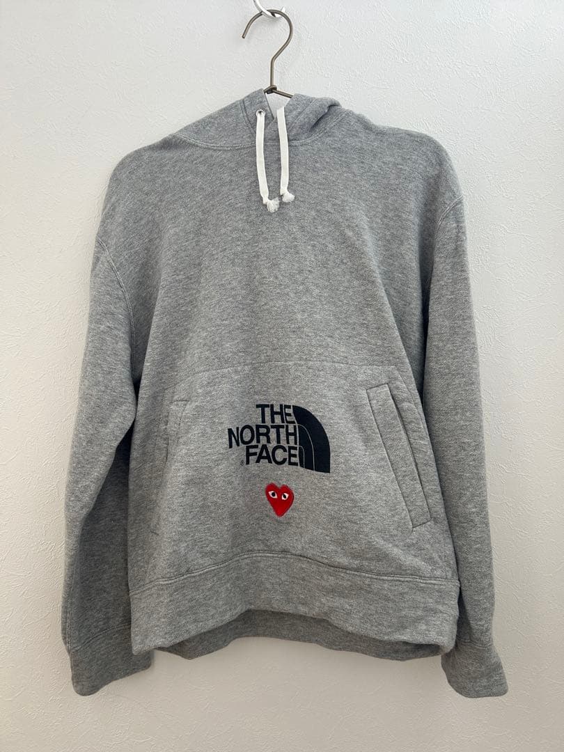 プレイ コム デ ギャルソン×ザ ノース フェイス/限定コラボパーカー