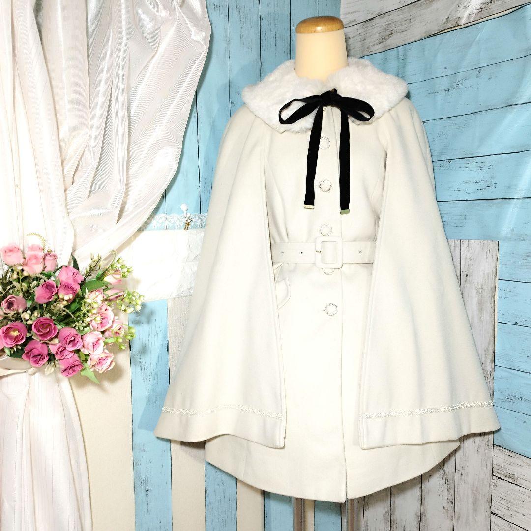 axes femme ファー襟付き ケープコート ベルト付き オフホワイト