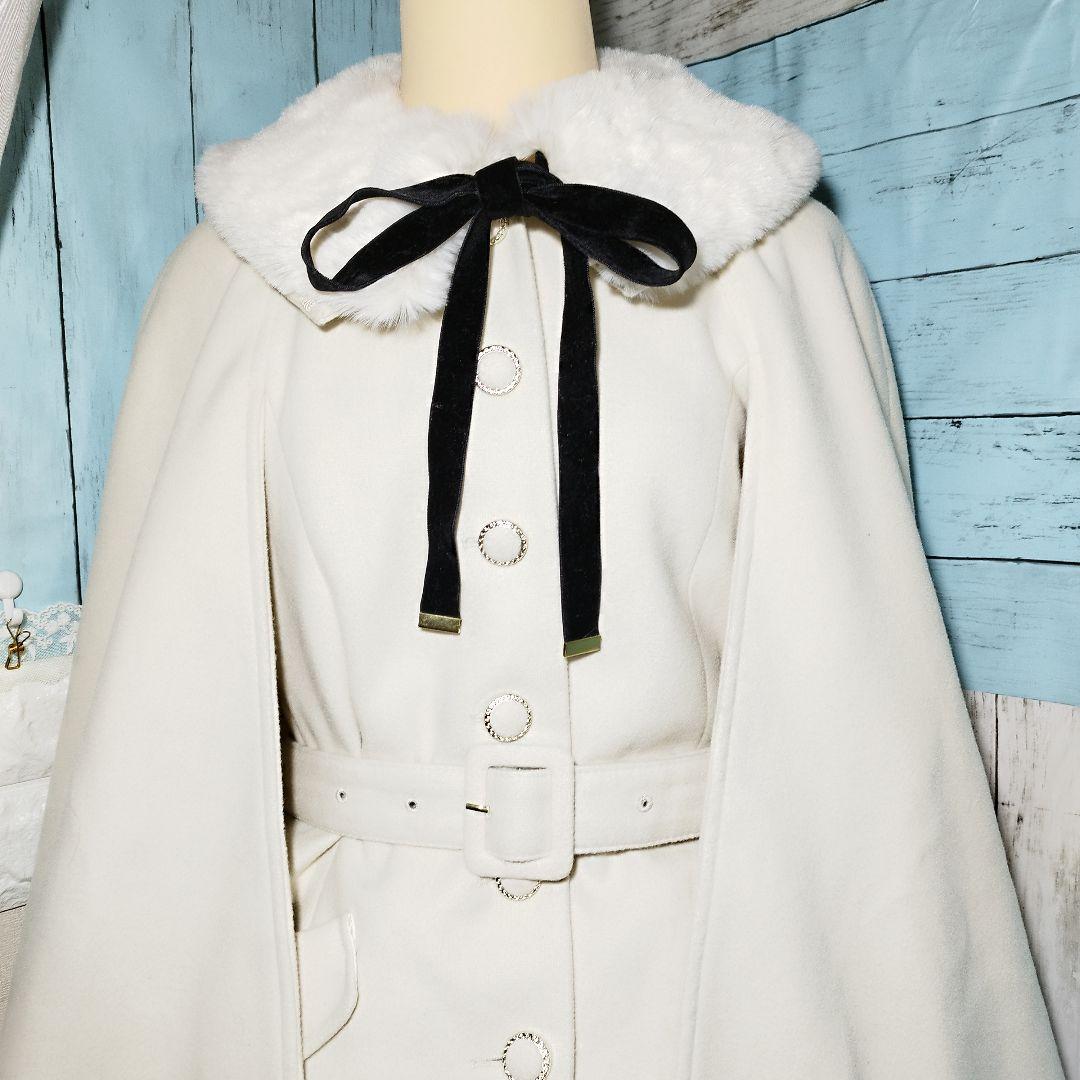 axes femme ファー襟付き ケープコート ベルト付き オフホワイト