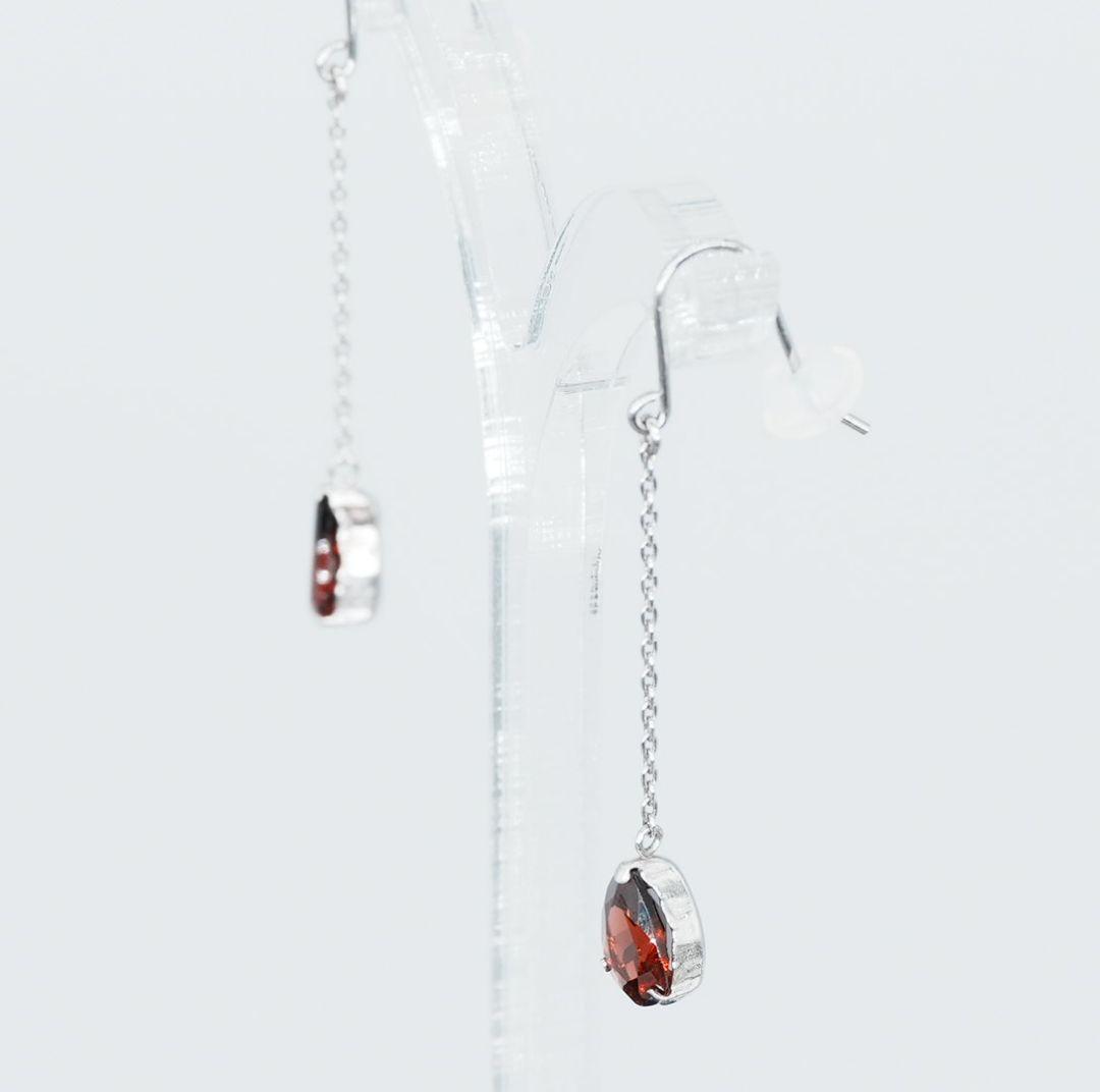 Pt900 ガーネット ピアス 雫型 揺れるデザイン プラチナ 赤石 上品