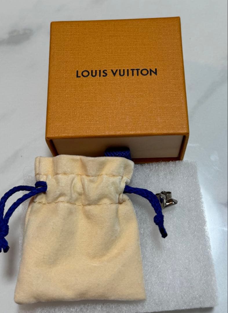 【LOUIS VUITTON】エセンシャルV（片耳）シルバー 箱&巾着付き