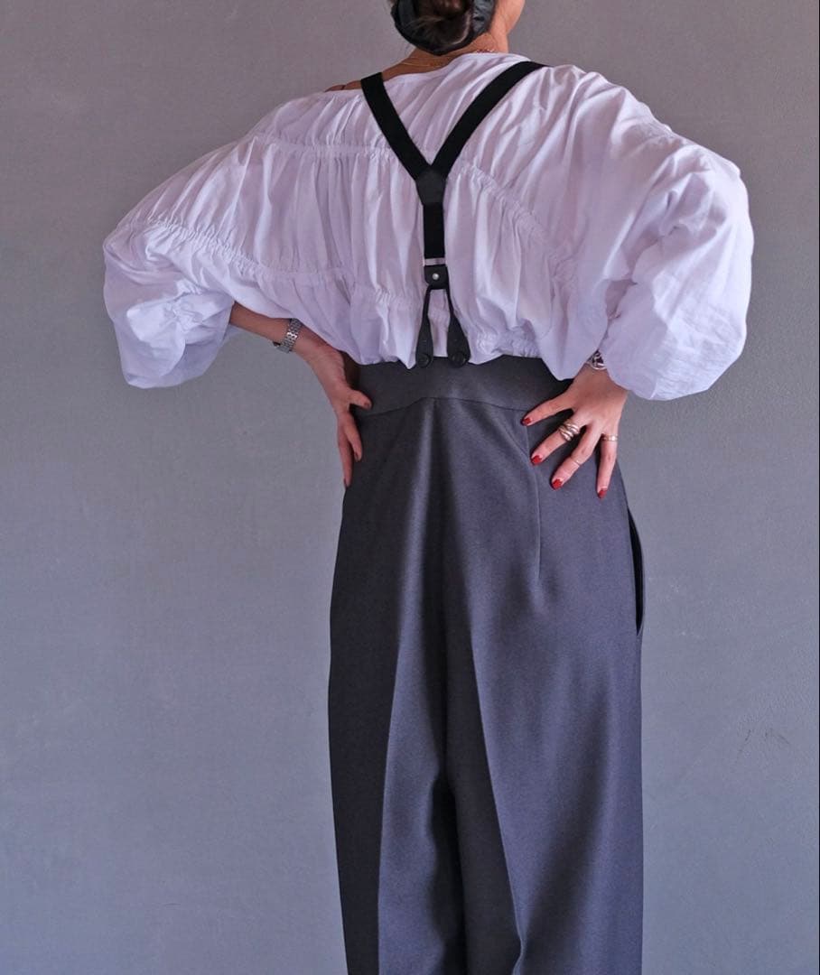 AKTE アクテ サスペンダー付きワイドパンツ グレー