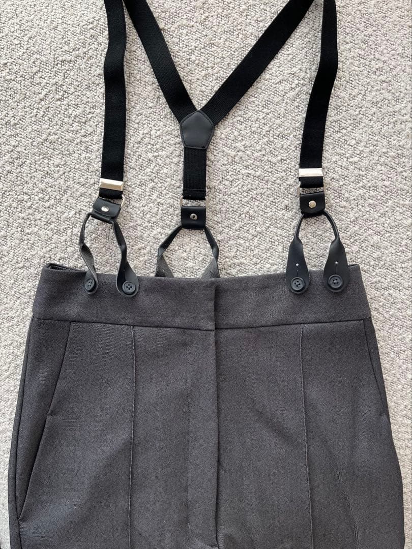 AKTE アクテ サスペンダー付きワイドパンツ グレー