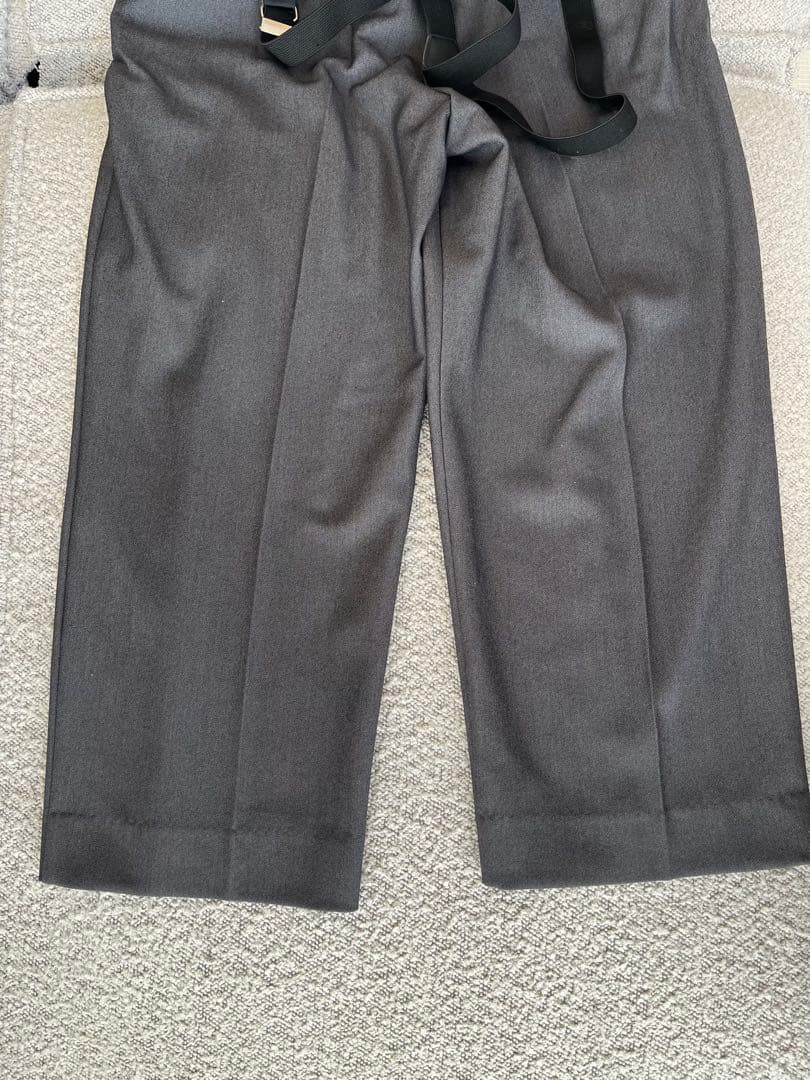 AKTE アクテ サスペンダー付きワイドパンツ グレー