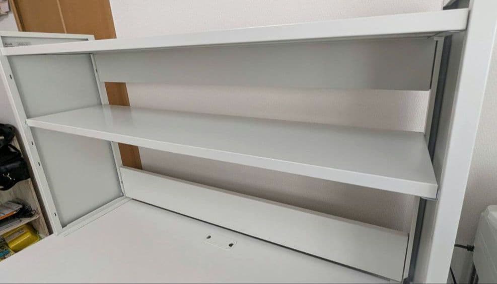 PLUS オフィスデスク　勉強机　パソコンデスク　 幅140cm　机上ラック付き