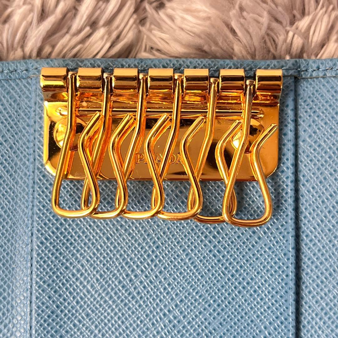 美品✨PRADA キーケース6連　ゴールドロゴ　サフィアーノ　水色