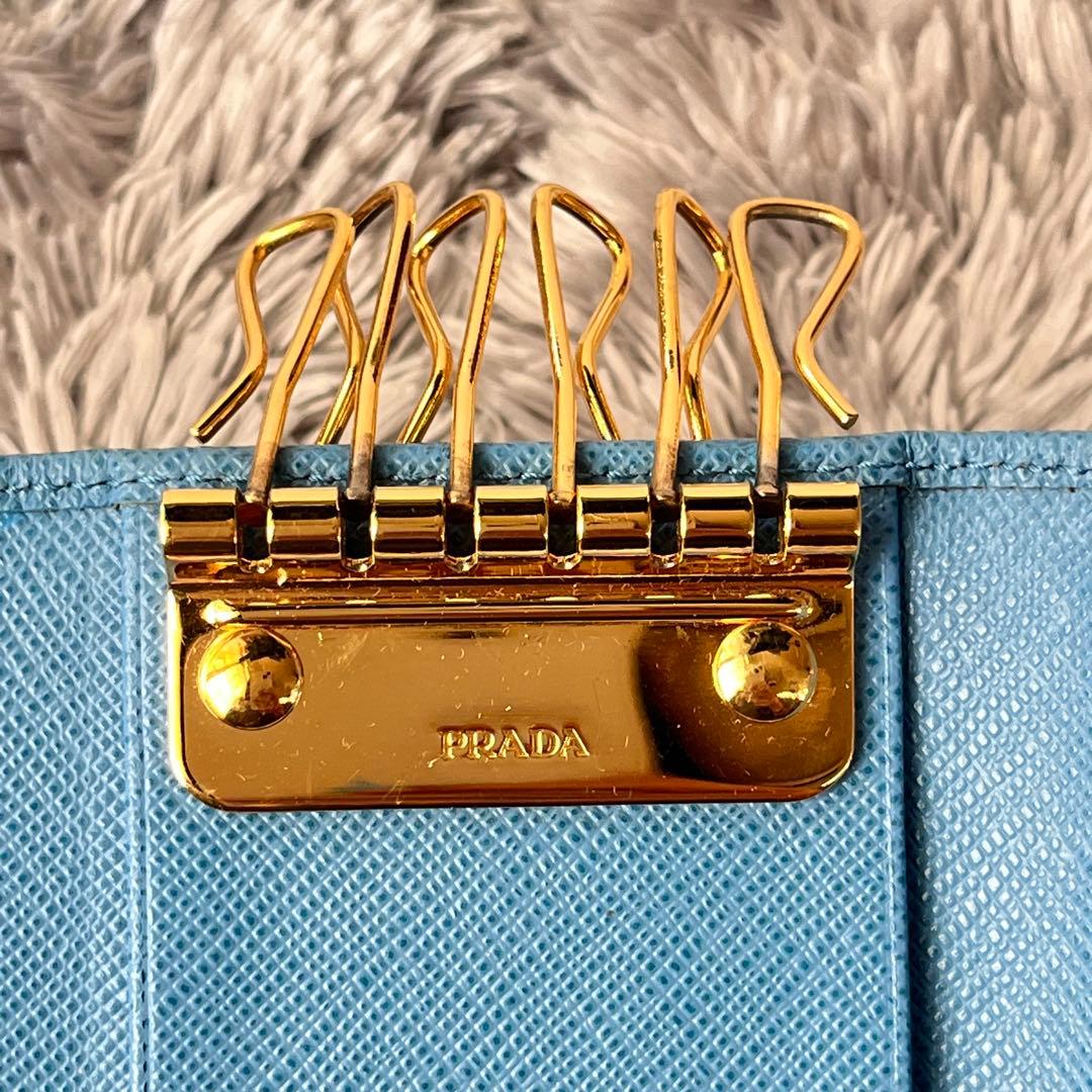 美品✨PRADA キーケース6連　ゴールドロゴ　サフィアーノ　水色