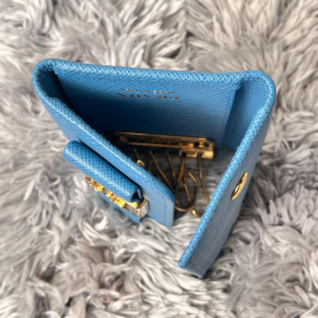 美品✨PRADA キーケース6連　ゴールドロゴ　サフィアーノ　水色