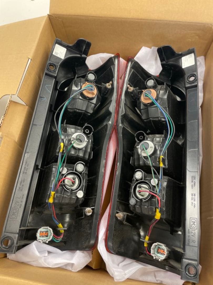 日産キャラバンテールランプ 2個セット レッド/クリア