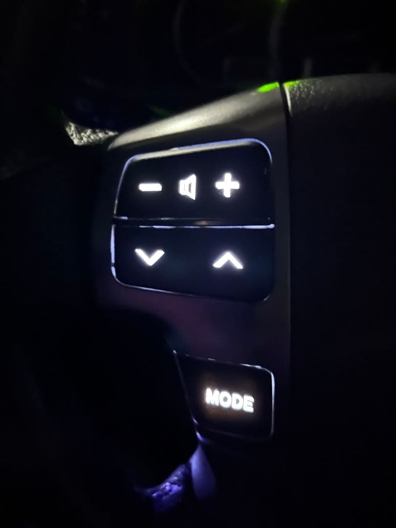 トヨタ ハイエー ステアリング コントロールボタン LED打ち替え済み