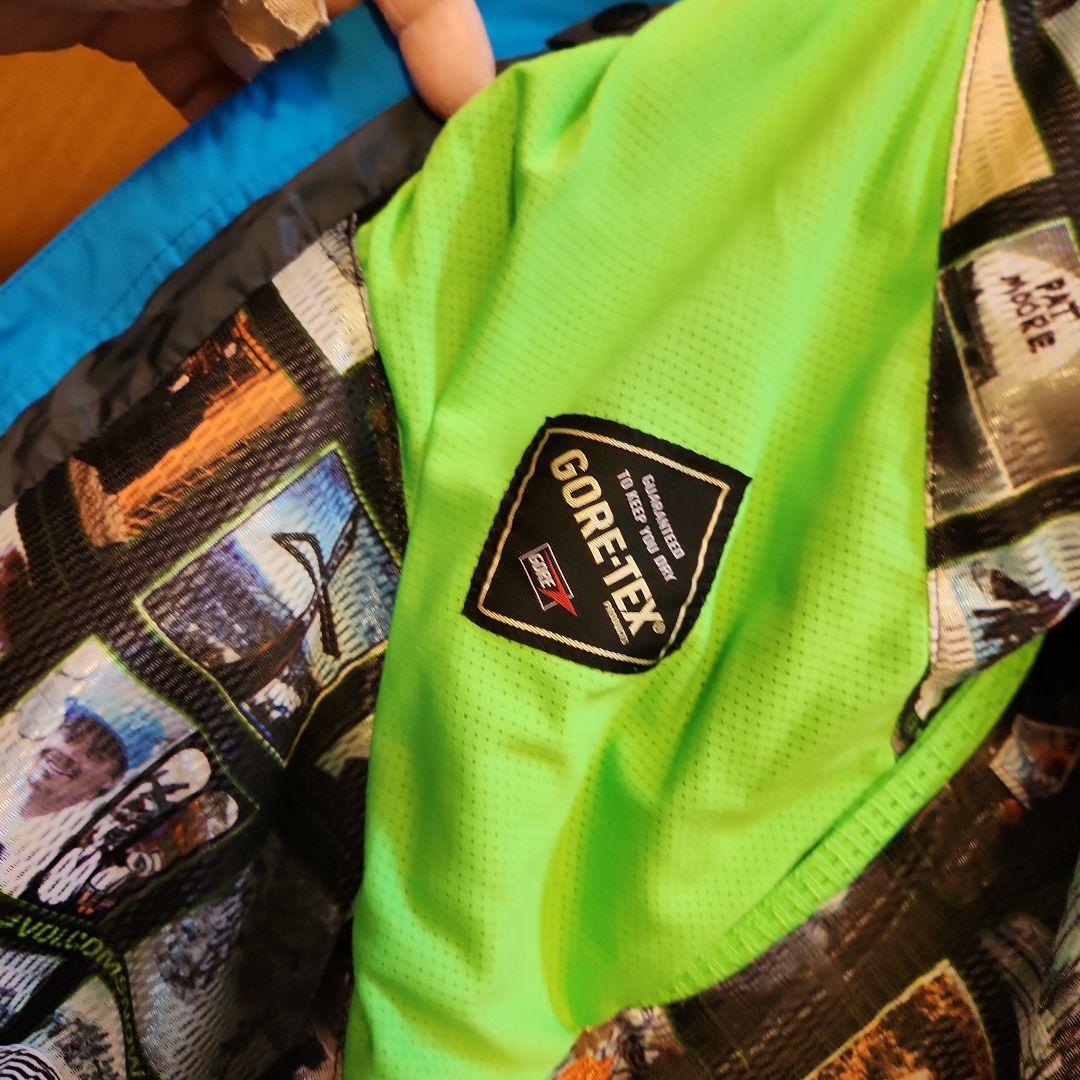 VOLCOMゴアテックス青いフード付きジャケットと迷彩パンツセット