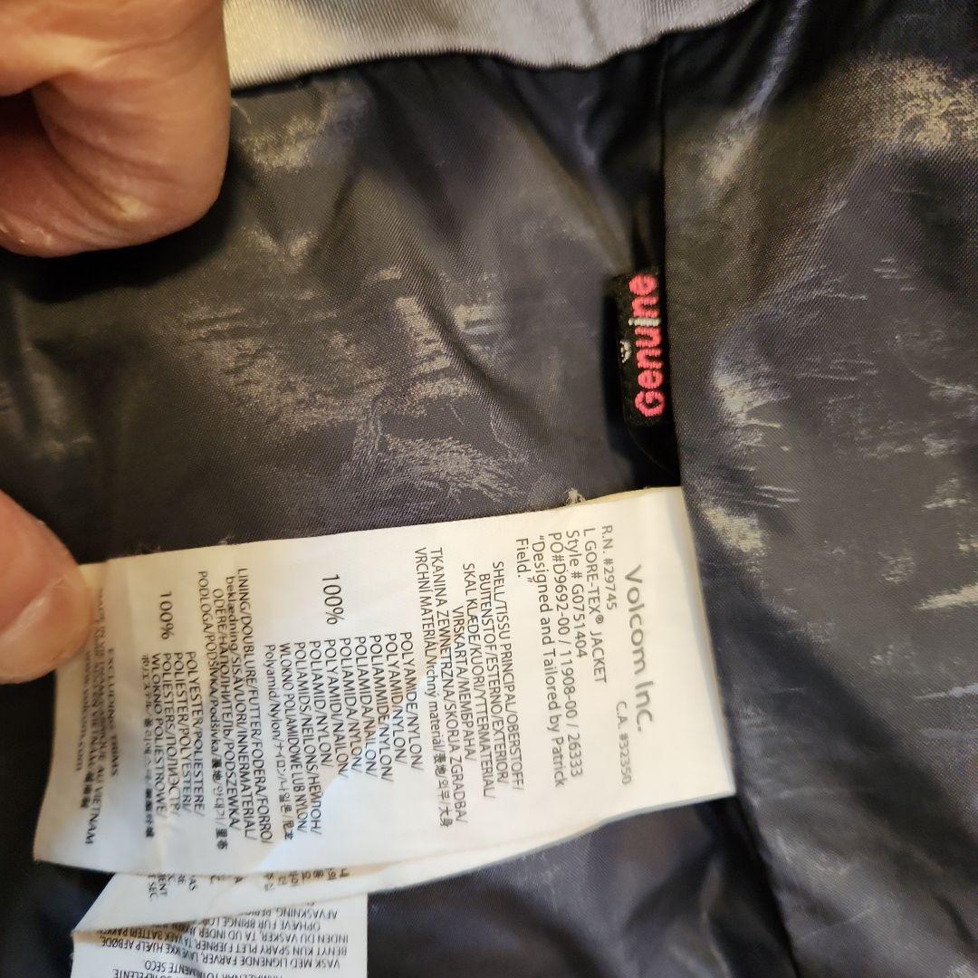 VOLCOMゴアテックス青いフード付きジャケットと迷彩パンツセット