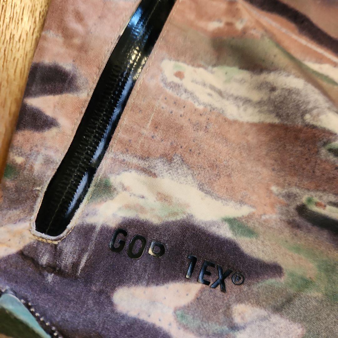 VOLCOMゴアテックス青いフード付きジャケットと迷彩パンツセット