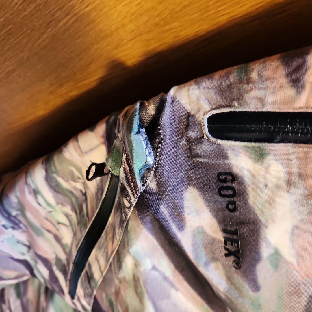 VOLCOMゴアテックス青いフード付きジャケットと迷彩パンツセット