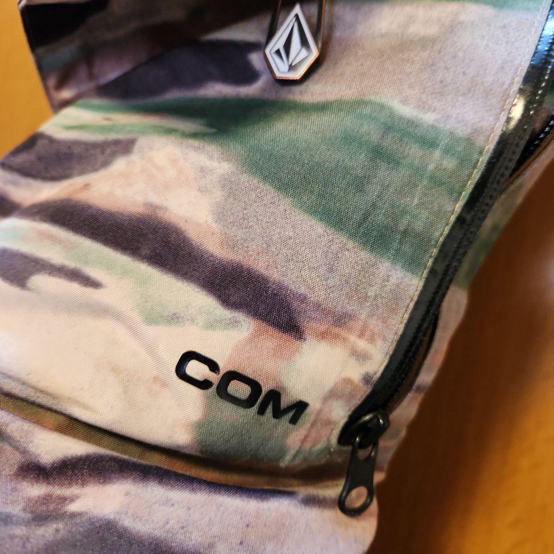 VOLCOMゴアテックス青いフード付きジャケットと迷彩パンツセット