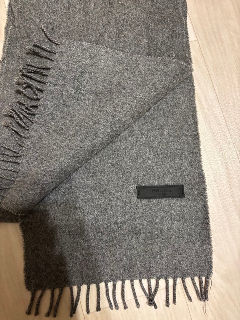 プラダ　マフラー　グレー　PRADA