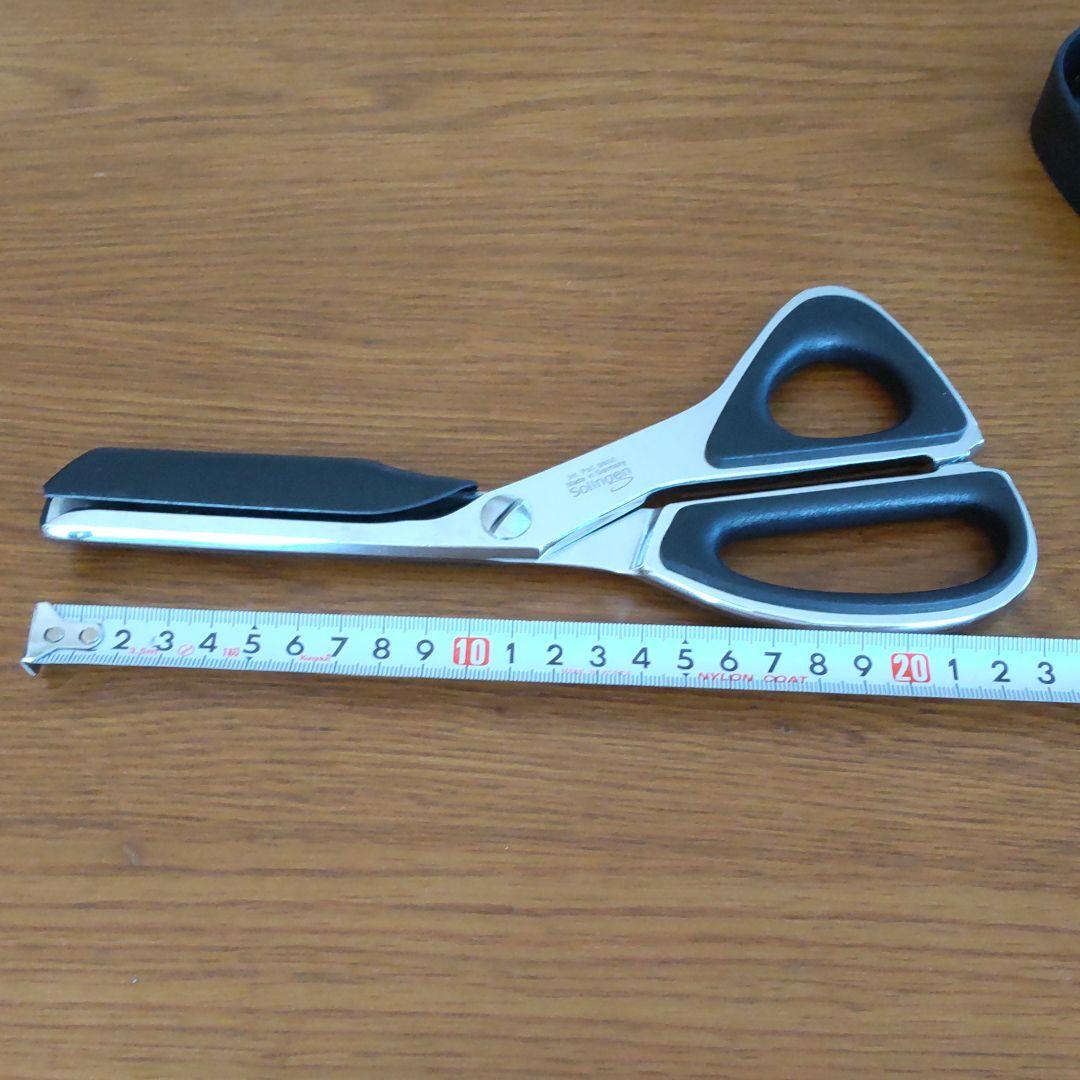 ロビン·レスキューシザー　脱出·救助を目的に開発された携帯救助器具