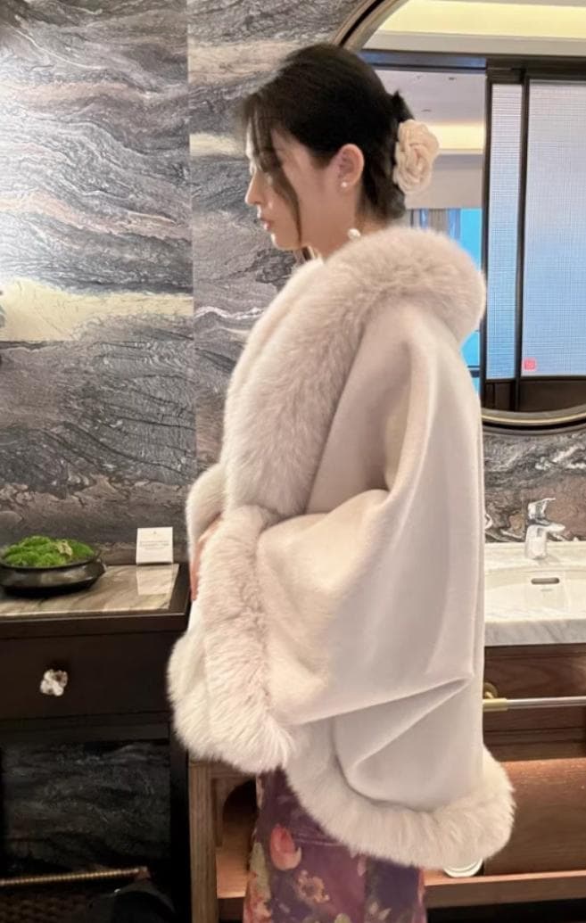 優しい雰囲気のカシミヤ混ウールフォックスファー付きポンチョ 肉厚