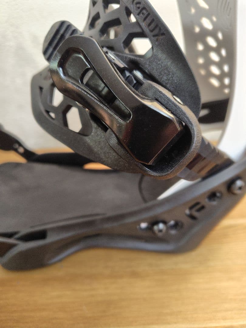 FLUX PR スノーボードビンディング M 白／黒