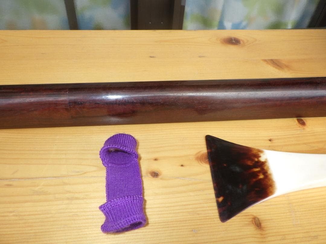 津軽三味線太棹年代物骨董品.金細皮破れなし.ハードケース付