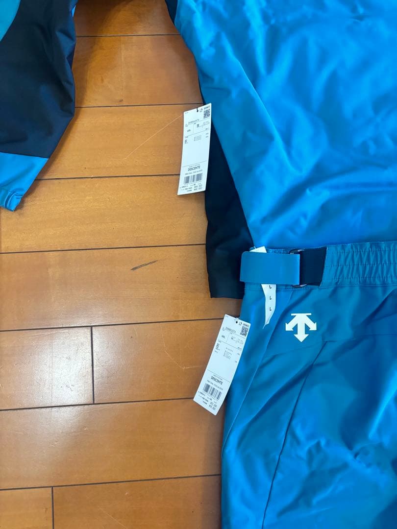 【送料無料、新品】DESCENTE 23-24モデル　スキーウェア 上下セット